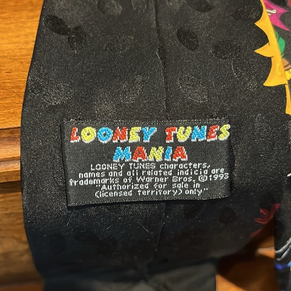 Silk tie featuring Looney Tunes Mania.  Vintage 1993.  Excellent! - Picture 6 of 7